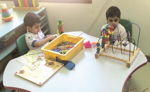 هكذا استقبلت المدرسة طلابها الصغار باشياء محببة الى نفوسهم﻿