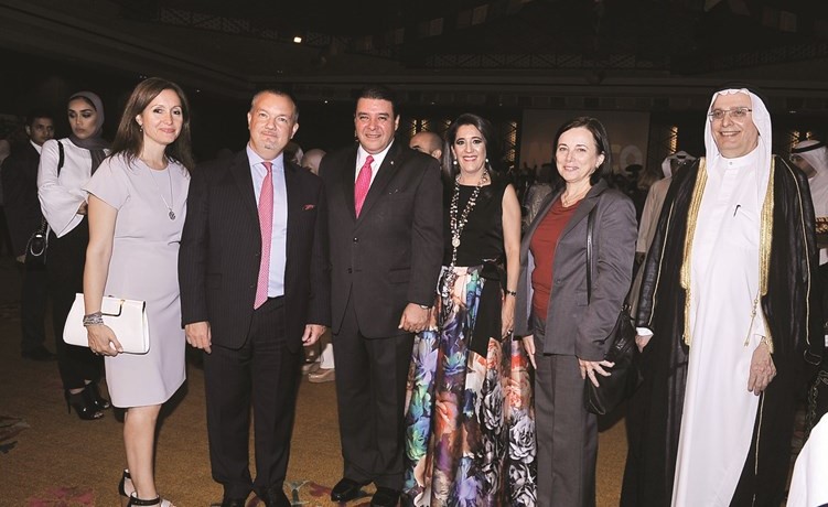 السفير البريطاني ماثيو لودج متوسطا السفير المكسيكي والسفيرة الكندية مارتين مورو﻿
