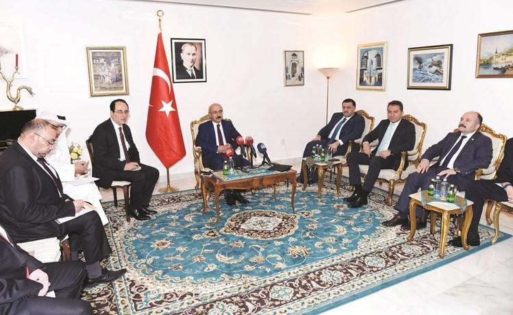 ممثل رئيس الوزراء التركي ووزير التنمية لطفي الوان خلال المؤتمر الصحافي ﻿