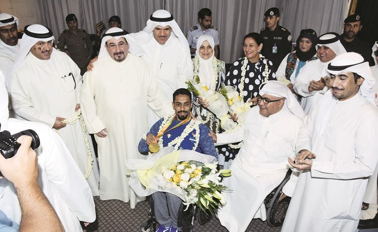 وزير الاعلام ووزير الدولة لشؤون الشباب الشيخ سلمان الحمود والوزيرة هند الصبيح والشيخة شيخة العبدالله والشيخ فهد جابر العلي والنائب ماجد موسى وشافي الهاجري في استقبال البطل احمد نقا 	احمد علي ﻿