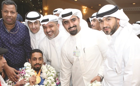  موظفو البنك الاهلي المتحد في استقبال وتهنئة احمد المطيري﻿