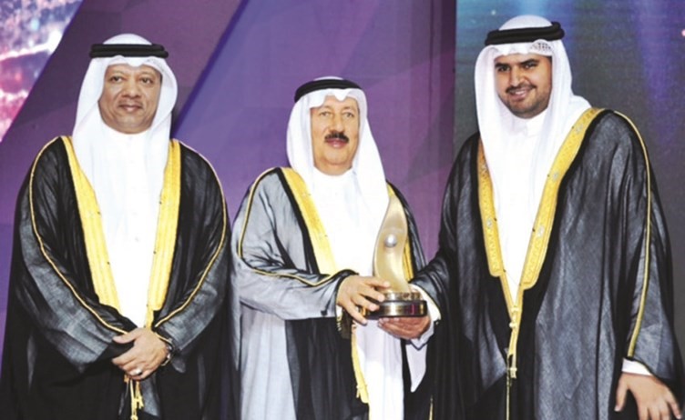 جواد بوخمسين يتسلم الجائزة﻿