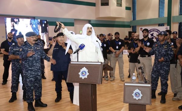 الشيخ محمد الخالد يرفع عقاله تحية للقوات الخاصة