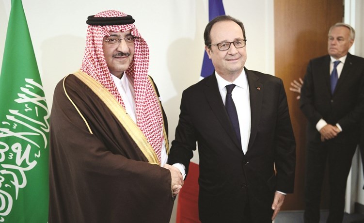 صاحب السمو الملكي الامير محمد بن نايف ولي العهد نائب رئيس مجلس الوزراء وزير الداخلية ملتقيا فرنسوا هولاند على هامش الدورة الـ71 للجمعية العامة للامم المتحدة امس الاول									افپ﻿
