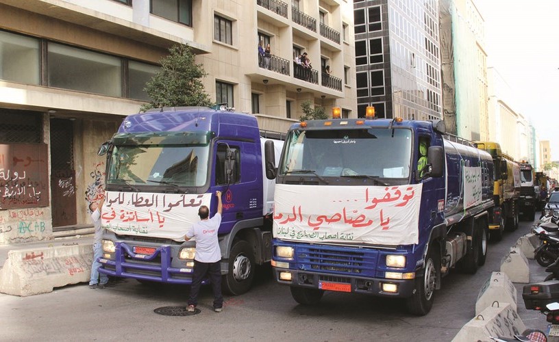 السائقون العموميون والشاحنات خلال اعتصامهم وقفل طرقات في شوارع بيروت﻿