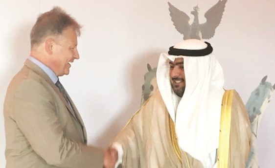 الشيخ ثامر العلي خلال لقائه مع دبرونو كال ﻿