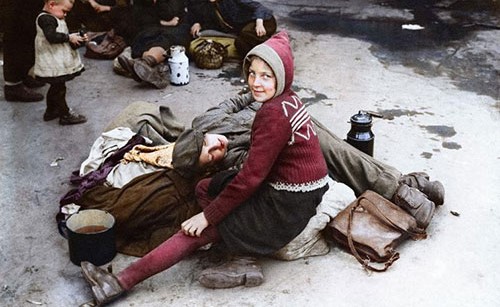 ألمان داخل مخيم في برلين – أيلول 1945 (AP)