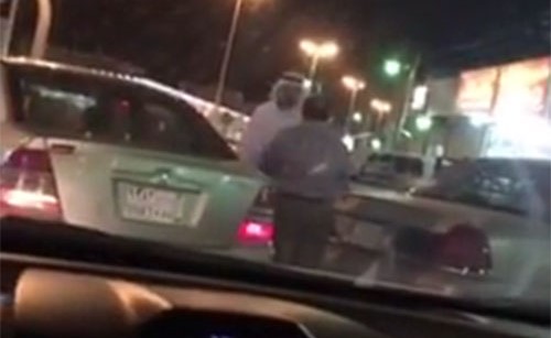 بالفيديو.. صفعات ولكمات بين سعودي ومصري في السعودية