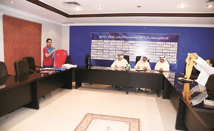 عرض الزي الرسمي للفريقين خلال الاجتماع﻿