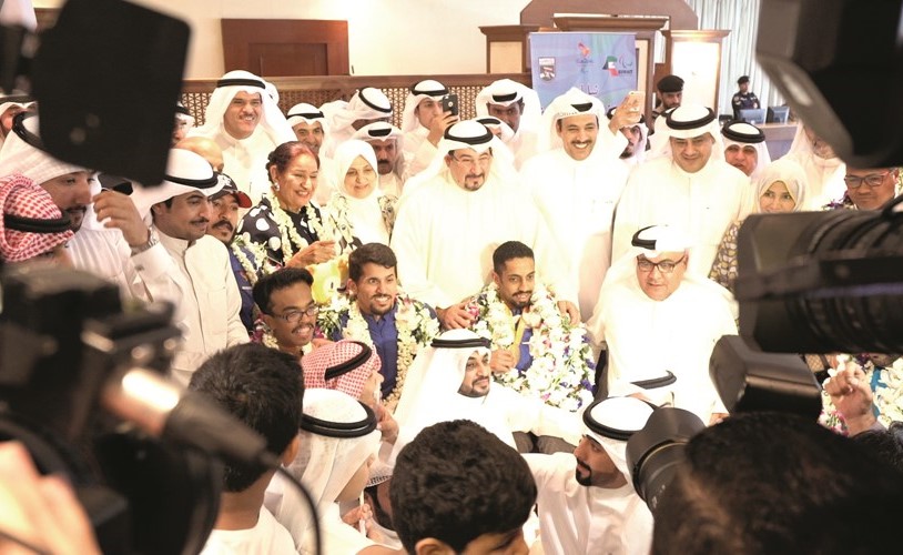 وفد العلاقات العامة وحشد المشاركين في استقبال اللاعب المطيري بالمطار ﻿