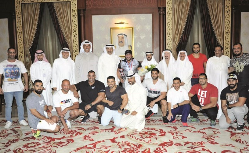 دحمود فليطح والبطل احمد اشكناني يتوسطان الحضور في قاعة التشريفات بالمطار﻿
