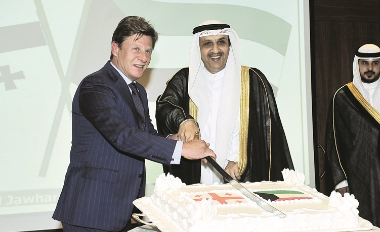 السفير سامي الحمد مشاركا السفير الجورجي رولاند بيريدزة قطع كعكة الاحتفال زين العابدين علام﻿