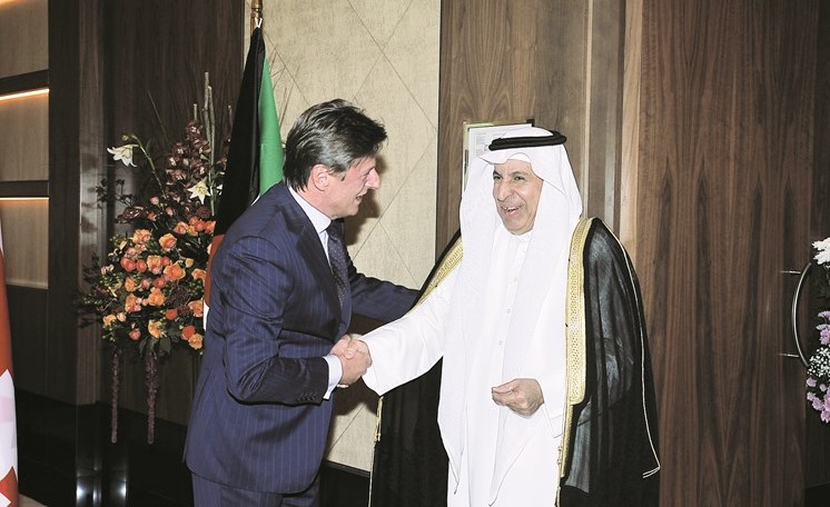 السفير السعودي دعبدالعزيز الفايز مباركا ﻿