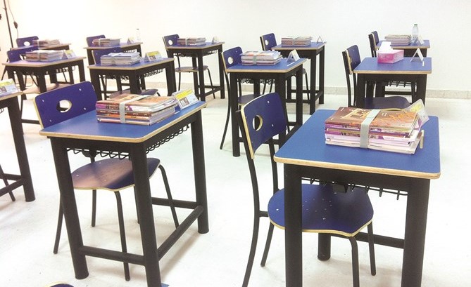  الكتب في انتظار التلاميذ على طاولاتهم﻿