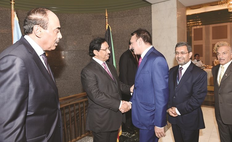 سمو الشيخ جابر المبارك والشيخ صباح الخالد والمستشار محمد ابو الحسن يستقبلون الضيوف﻿