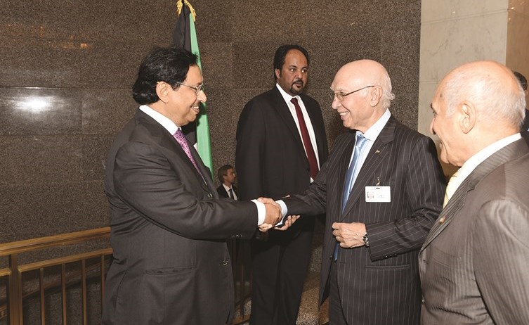 سمو الشيخ جابر المبارك مصافحا المدعوين﻿