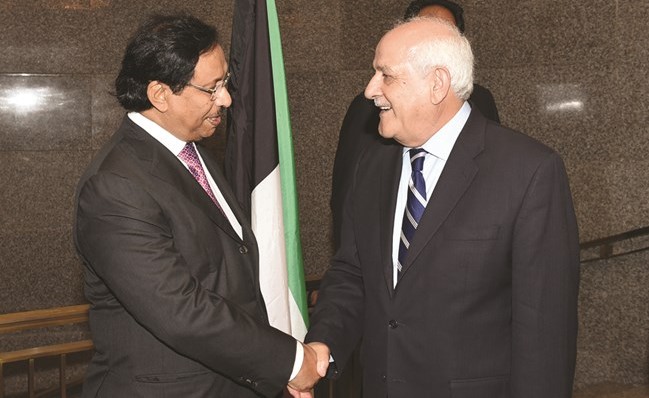 ..وسموه مصافحا احد المدعوين