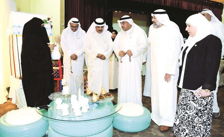 دمطر المطري ود طارق الشطي خلال جولة في المعرضريليش كومار ﻿