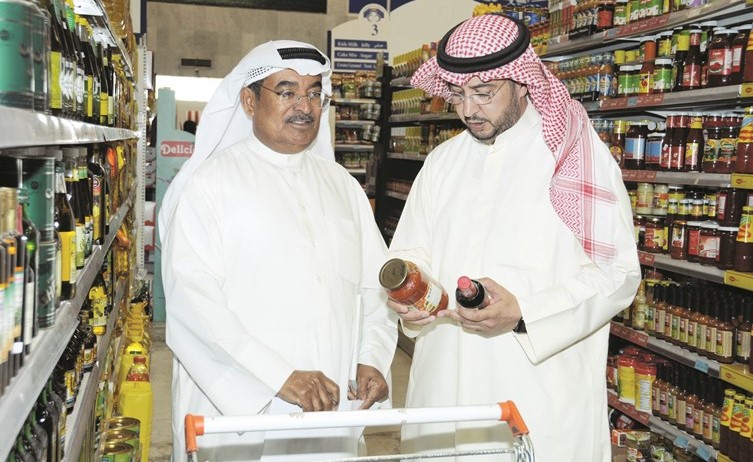 جانب من فحص المواد الغذائية ﻿
