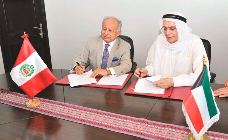 سفير البيرو هيلي بيلايز كاسترو ومصطفى بهبهاني اثناء توقيع المذكرة﻿