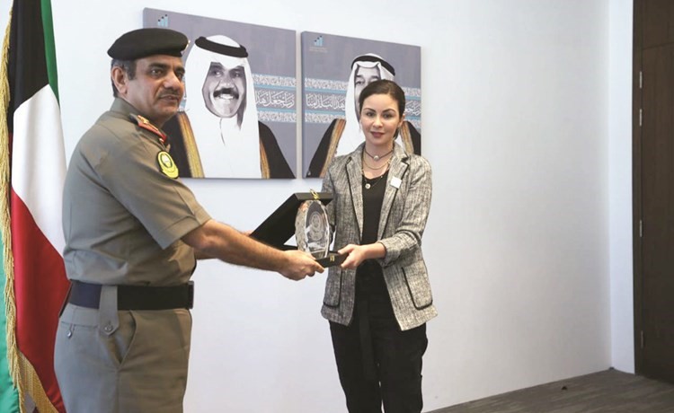 الشيخة الزين الصباح واللواء الركن بدر العوضي يتبادلان بنود الاتفاقية﻿