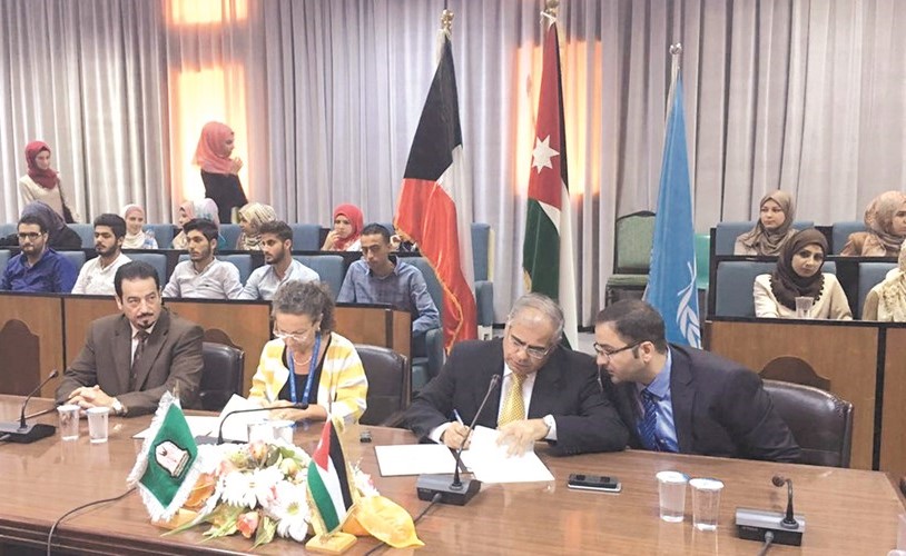 جانب من توقيع الاتفاقية﻿