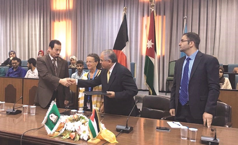د حمد الدعيج مع رئيس جامعة اليرموك درفعت الفاعوري وممثل يونسكو في الاردن كوستانزا فارينا﻿