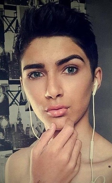 شاهد.. مراهق بريطاني يعود من عطلته الصيفية على هيئة كيم كردشيان