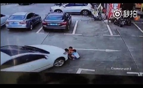 فيديو صادم .. نجاة 3 أطفال بأعجوبة بعدما دهستهم سيارة