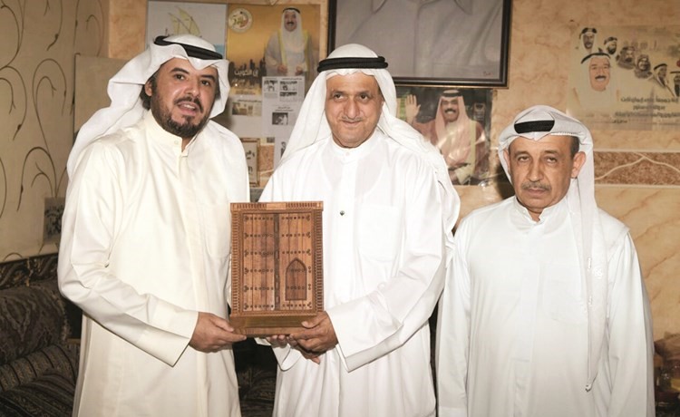 الشيخ علي الخليفة ومحمد الكندري يكرمان فيصل الشملان ﻿