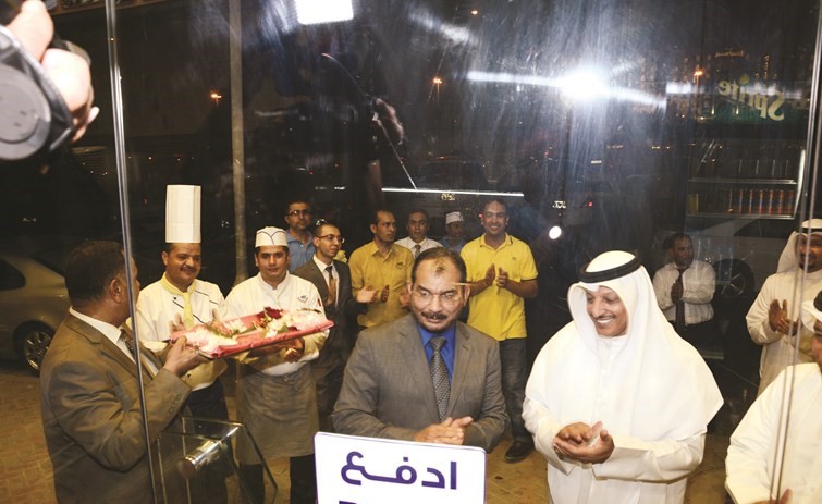 قص شريط افتتاح المطعم﻿