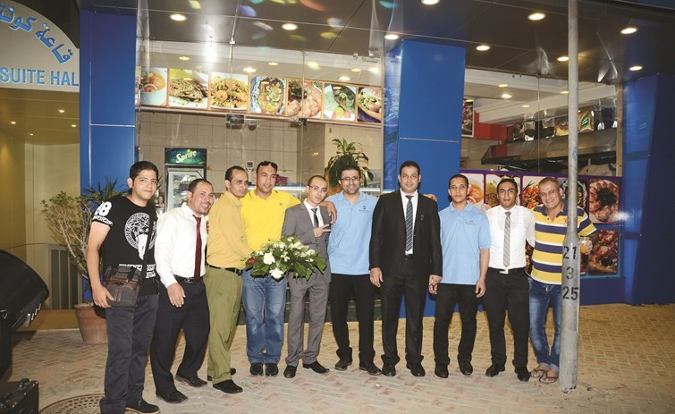 الحضور والعاملون في لقطة للتعبير عن سعادتهم بالافتتاح﻿