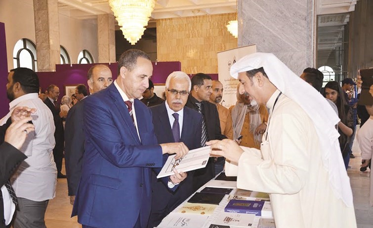 وزير الثقافة الجزائري خلال زيارته لجناج مركز الكويت للفنون الاسلامية﻿