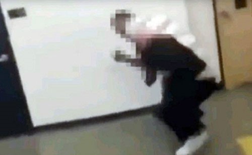 بالفيديو : مضاربة عنيفة بين معلم وطالب داخل "الفصل"
