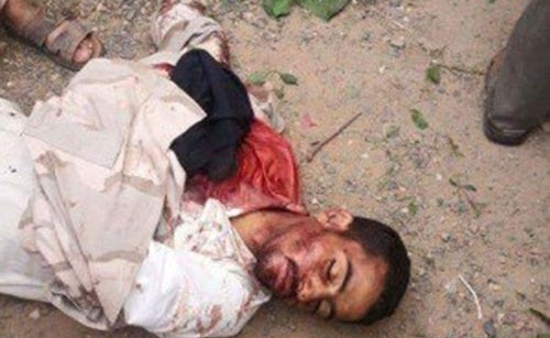 شاهد.. يمنية تقتل قياديًا حوثياً بفأس بعد يوم من اعدامه لشقيقها