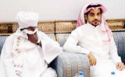 صورة مؤثرة لطبيب سوداني يبكي حزناً على فراق زملائه بالسعودية