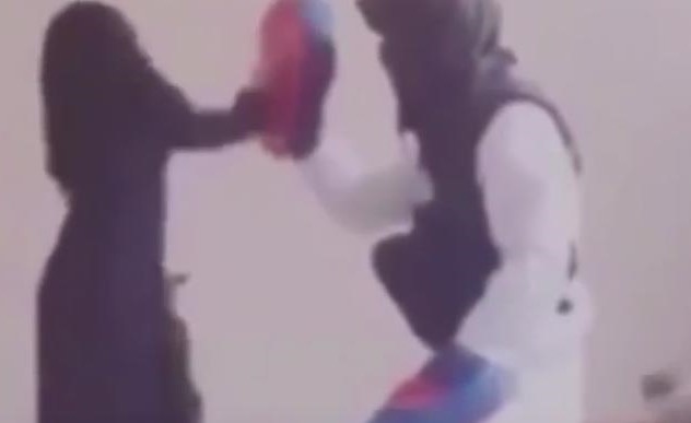 بالفيديو.. داعشي يدرب ابنته على القتال