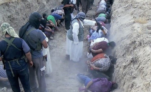 "داعش" ينشر صورا فظيعة لمجزرة جماعية ارتكبها في العراق