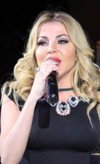 رزان مغربي تتألق بإطلالة زرقاء في أولى حلقات «ضربة حظ».. صور