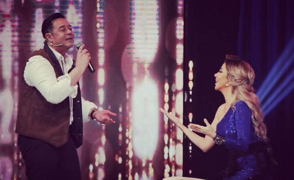 رزان مغربي تتألق بإطلالة زرقاء في أولى حلقات «ضربة حظ».. صور