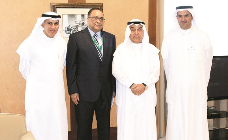 من اليمين عبدالله نجيب الملا وانور عبدالله الملا وفريدريك بيكاردو احد الموظفين المكرمين وخالد المريخي﻿