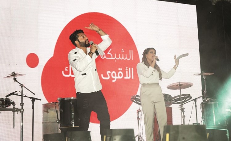 يعقوب بوشهري وبيبي العبدالمحسن خلال تقديم الحفل﻿