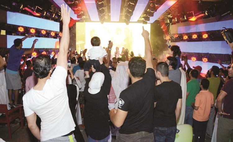 الجمهور يستمتع بفعاليات الحفل﻿