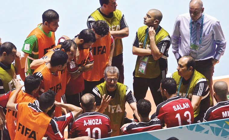 لاعبو منتخب صالات مصر بحاجة للتركيز مع مدربهم هشام صالح لتجاوز الارجنتين	 افپ ﻿