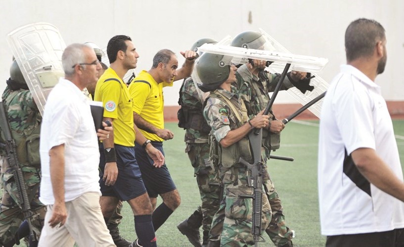 حكام مباراة التضامن والانصار يخرجون تحت حماية الامن ﻿