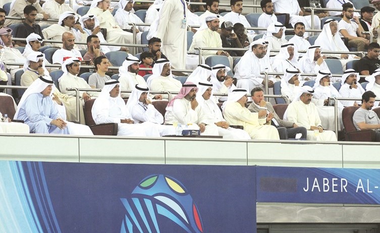 وزير الاعلام ووزير الدولة لشؤون الشباب الشيخ سلمان الحمود وكبار الحضوروالمسؤولين في المنصة الرئيسية 	هاني الشمري﻿