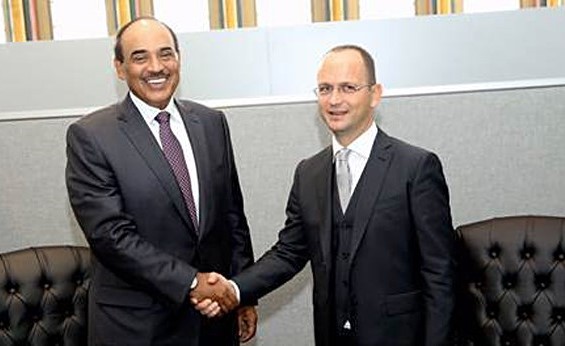الشيخ صباح الخالد مصافحا وزير خارجية البانيا دتمير بوشاتي ﻿