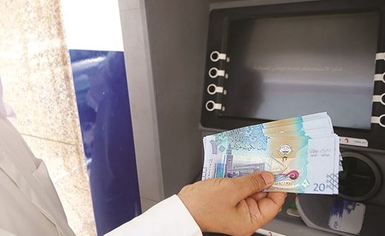 الدخل بيد المواطن يقل سنة بعد اخرى حيث ادى هبوط النفط الى تراجع نصيب الفرد من الناتج بالكويت بنسبة تزيد عن 40 في اقل من 4 سنوات﻿