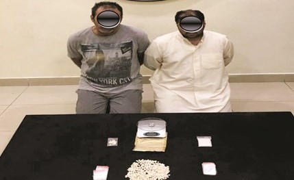 «المكافحة» ضبطت خليط مخدرات وسلاحاً وطلقات مع بدون.. وصفقات  شراء أوقعت بدوناً وعربياً وآسيوياً