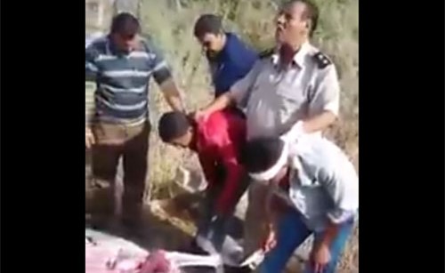 بالفيديو.. الشرطة المصرية تجبر جزاراً على الأكل من لحم حمار بعد القبض عليه وهو يذبحه